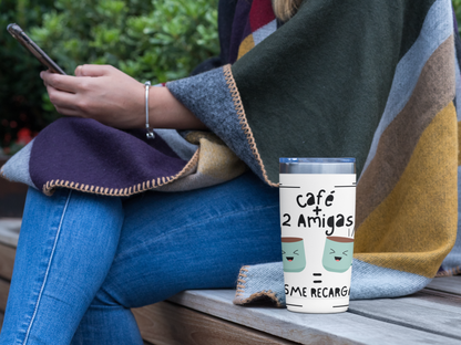 "Café + 2 amigas = chisme recargado" Tumbler 20oz,